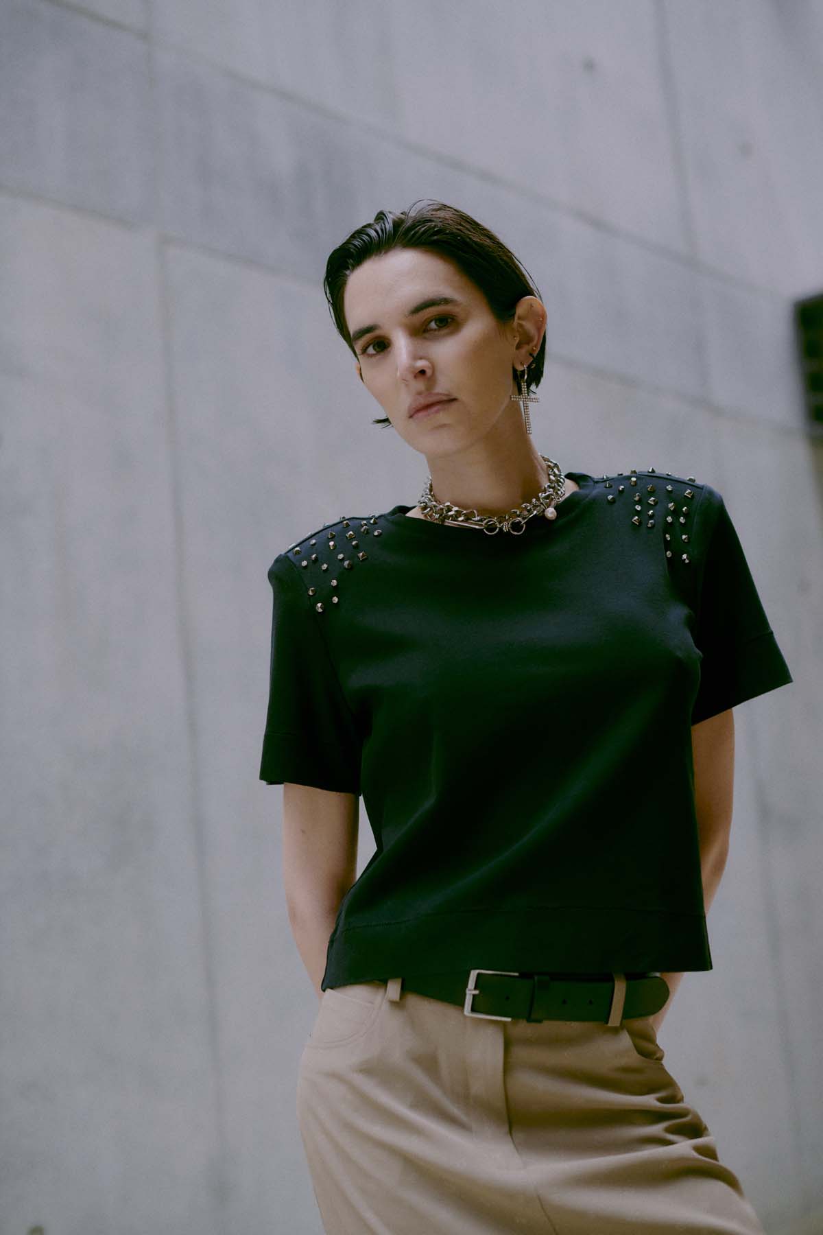 CMMUSE - T-SHIRT WITH SHOULDER PADS IN BLACK