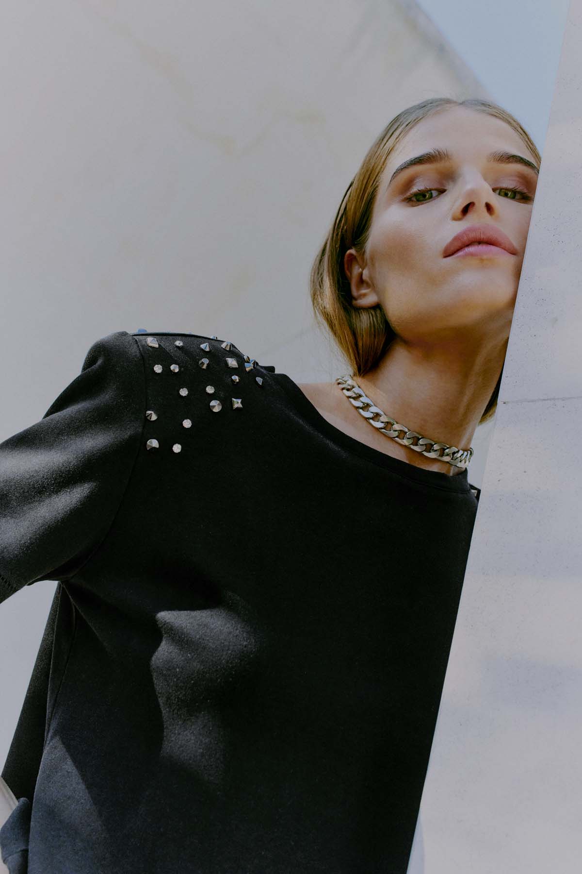CMMUSE - T-SHIRT WITH SHOULDER PADS IN BLACK