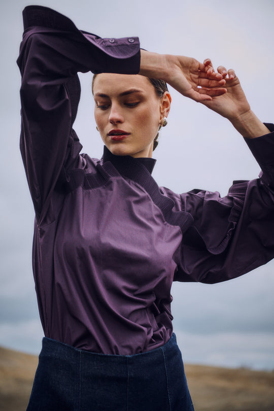 CMPLEAT – BLOUSE WITH A HIGH COLLAR IN DARK PURPLE