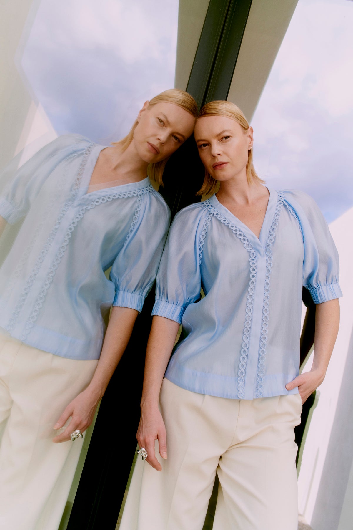 CMMOLLY - SHIRT WITH CUT-AND-SEW LACE IN BLUE