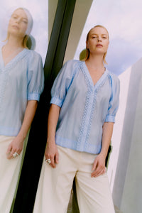 CMMOLLY - SHIRT WITH CUT-AND-SEW LACE IN BLUE