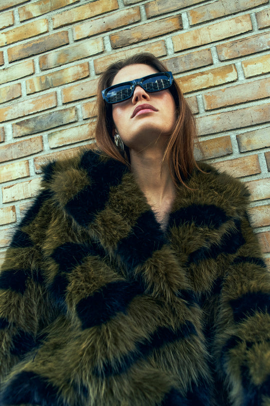 Cmplushy - faux bontjack in donkergroen en zwart