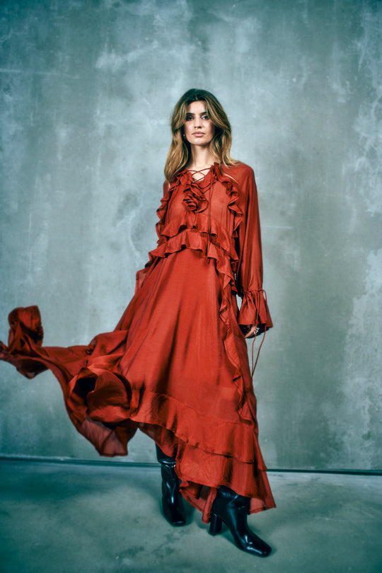 Cmnorma - lange jurk met ruches in rood