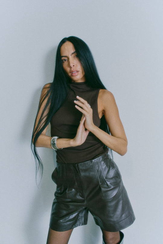 CMSIV - Top met geborduurd logo -detail in bruin