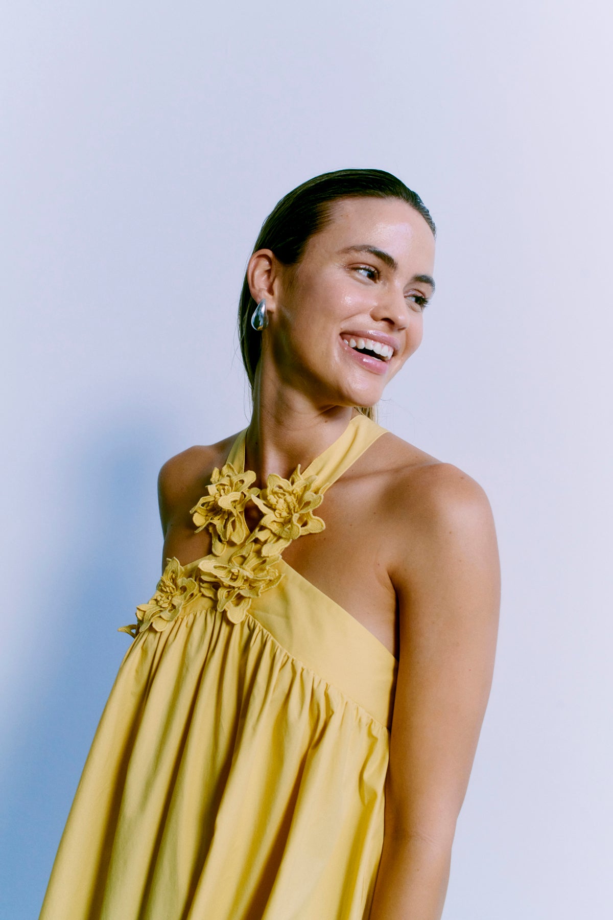 Cmvinca - jurk met genaaide bloemen in geel