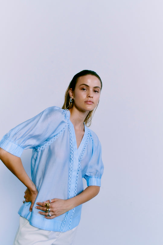 CMMOLLY - SHIRT WITH CUT-AND-SEW LACE IN BLUE