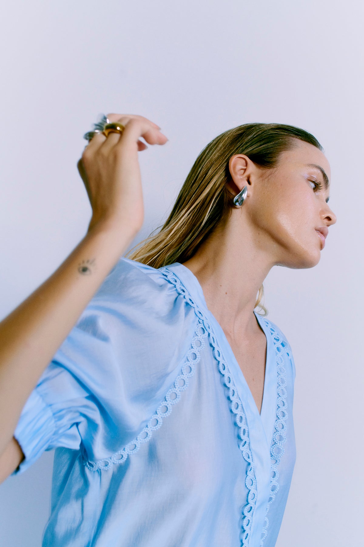 CMMOLLY - SHIRT WITH CUT-AND-SEW LACE IN BLUE