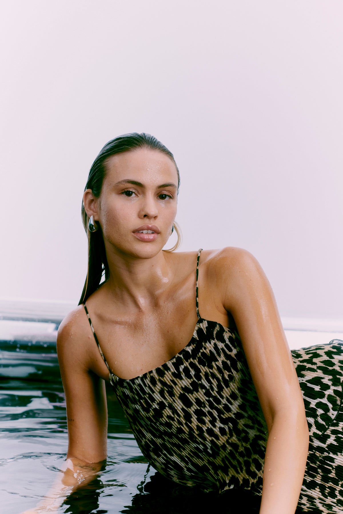 Cmkira - geplooide jurk met ruches in luipaard