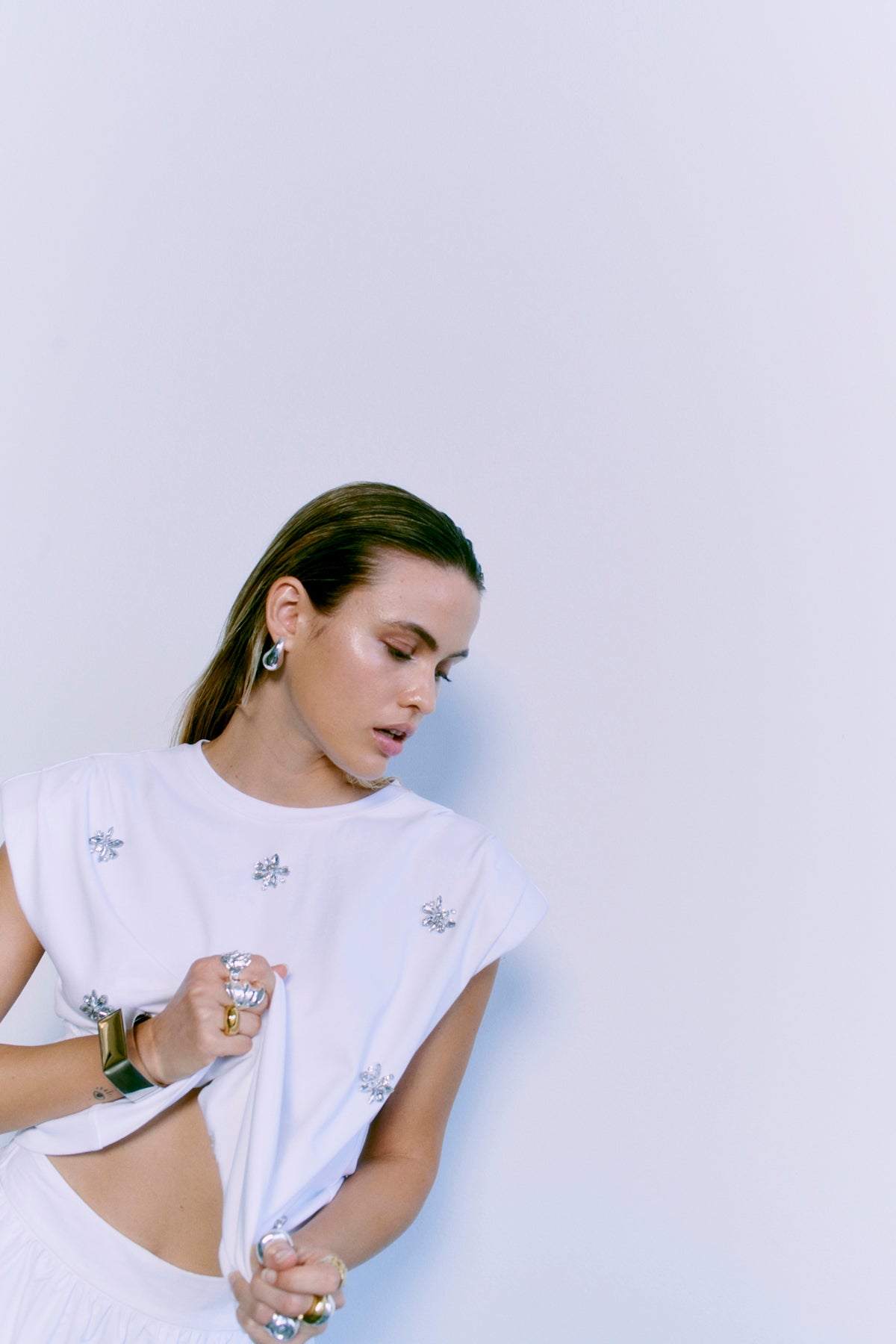 CMMUSE - T -shirt met steentjes in het wit