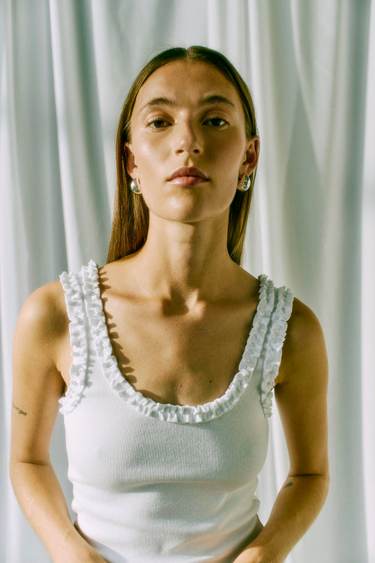 CMSIV - TOP WITH RUFFLED DETAILS IN WHITE