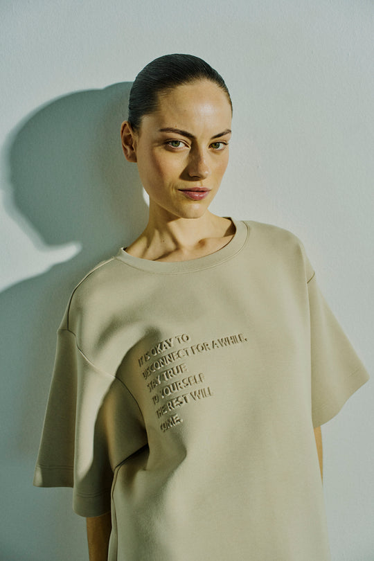 CMSCU - LONG SCUBA T-SHIRT IN BEIGE