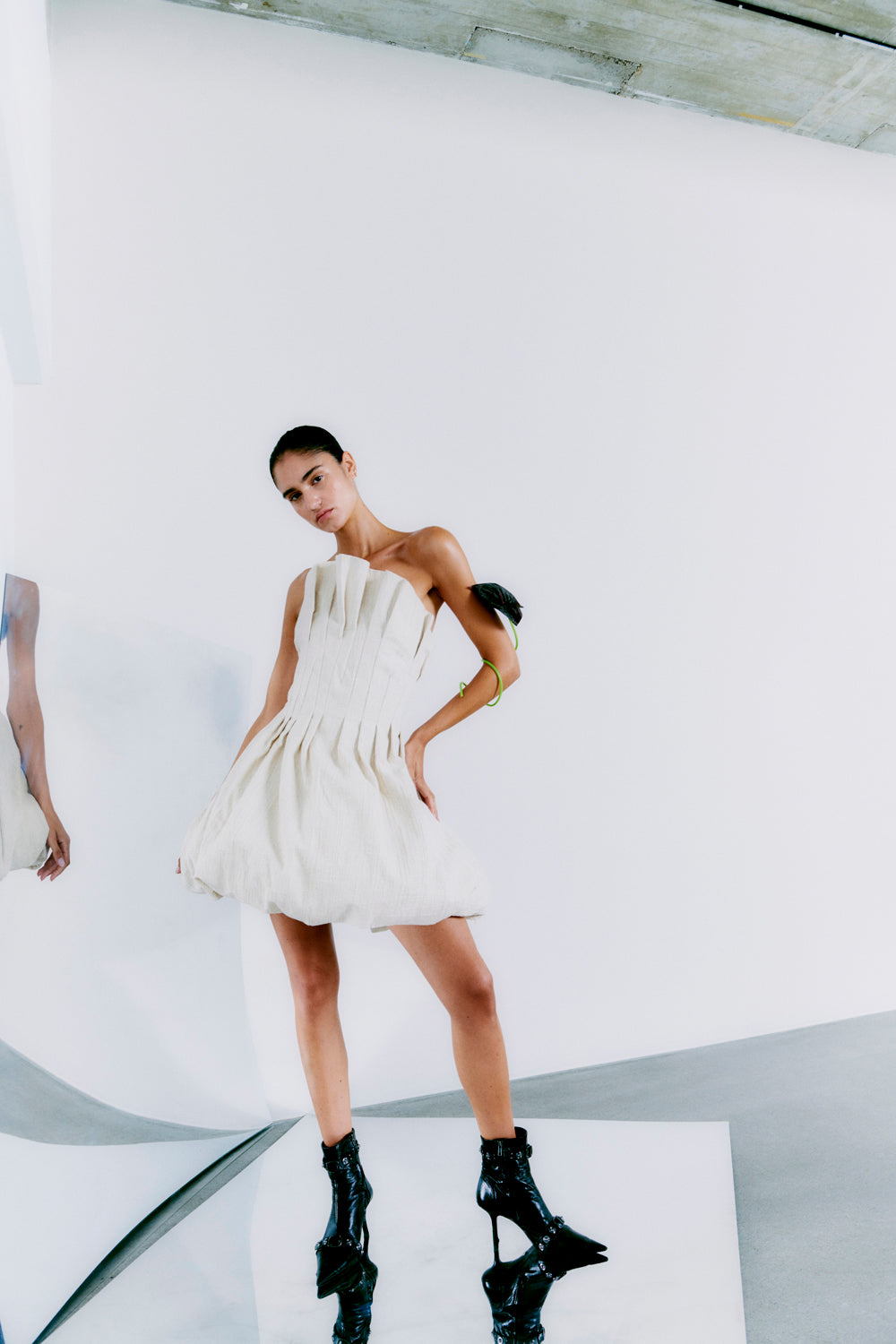 CMBRINDA - Korte jurk met balloneffect in gebroken wit