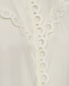 Cmmolly - shirt met kanten details in wit, gebroken wit