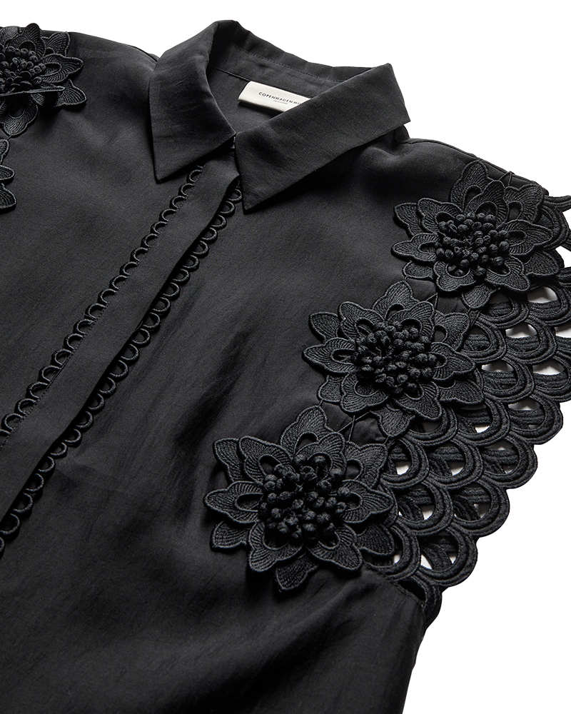 CMMOLLY - SHIRT WITH LACE AND HAND-STITCHED FLOWERS IN BLACK