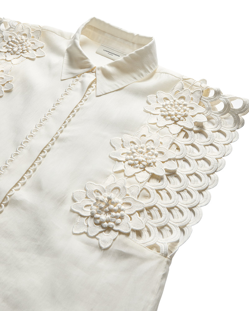 CMMOLLY - SHIRT WITH LACE AND HAND-STITCHED FLOWERS IN OFF-WHITE