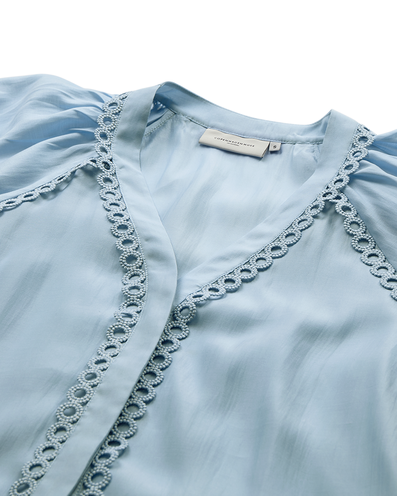 CMMOLLY - SHIRT WITH CUT-AND-SEW LACE IN BLUE