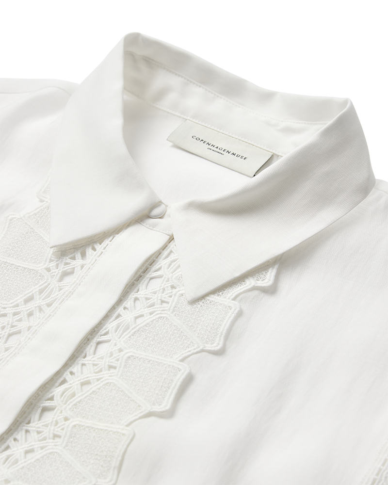CMMOLLY - SHIRT WITH CUT-AND-SEW LACE IN WHITE