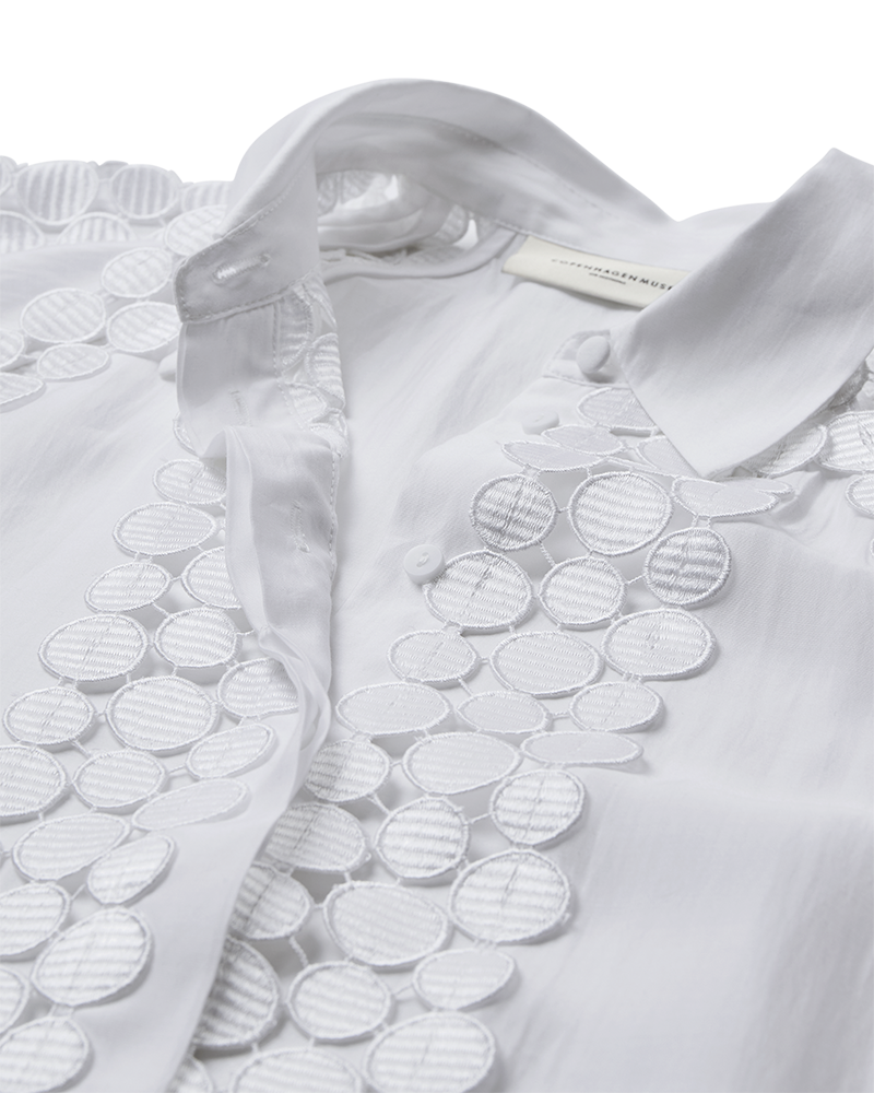 CMMOLLY - SHIRT WITH CUT-AND-SEW LACE IN WHITE