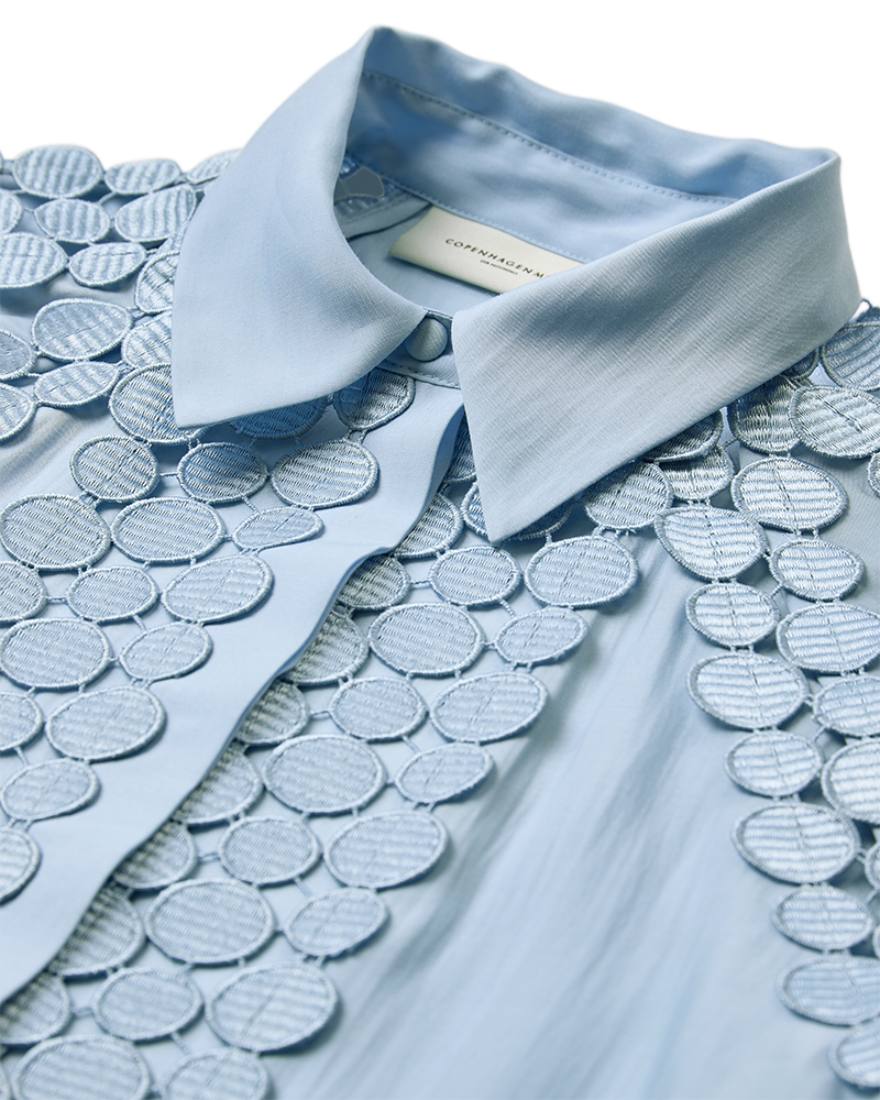 CMMOLLY - SHIRT WITH CUT-AND-SEW LACE IN BLUE