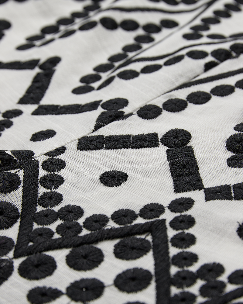 CMEMBroidery - shorts met allover -borduurwerk in wit en zwart, gebroken wit