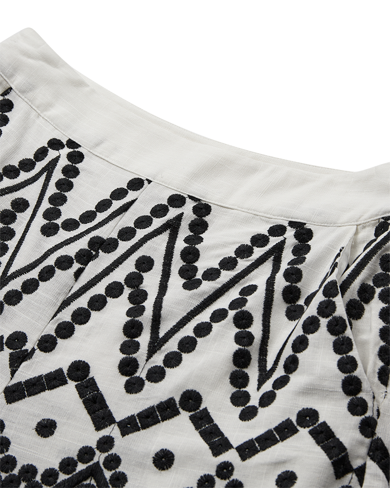 CMEMBroidery - shorts met allover -borduurwerk in wit en zwart, gebroken wit