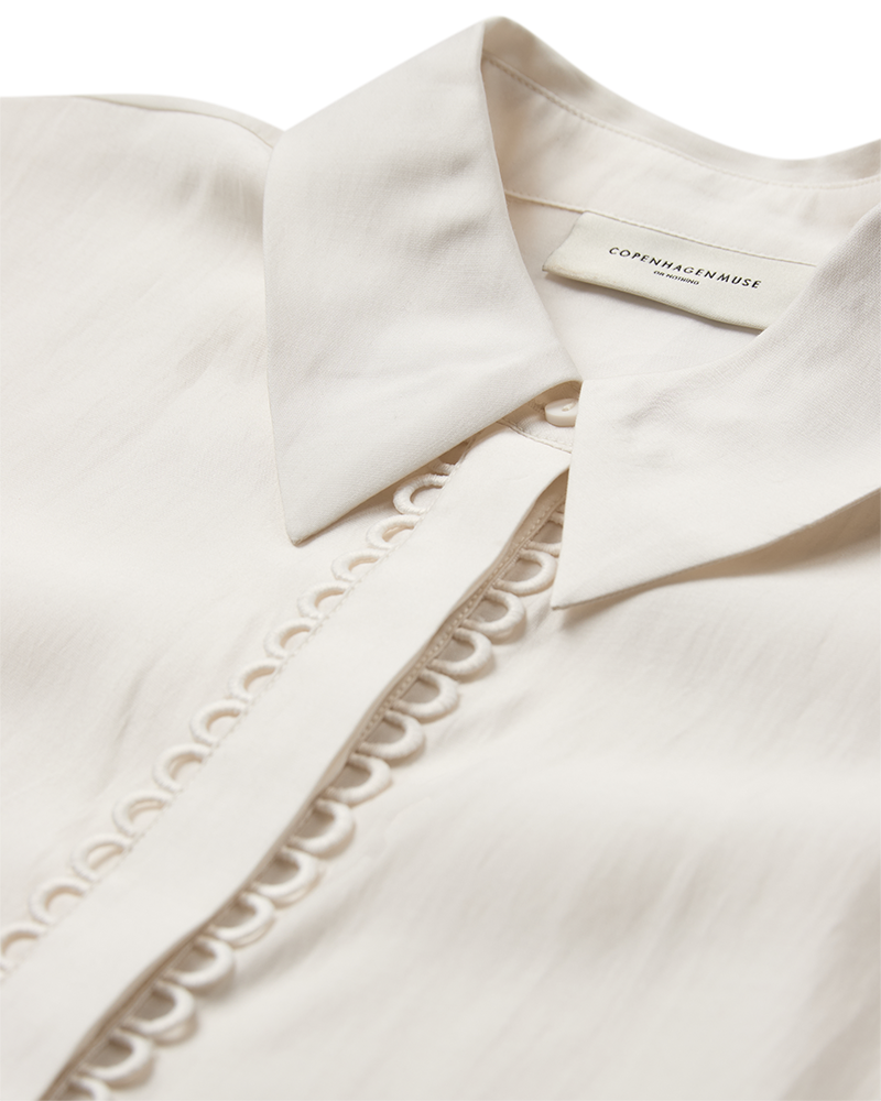 CMMOLLY - SHIRT WITH CUT-AND-SEW LACE IN OFF-WHITE